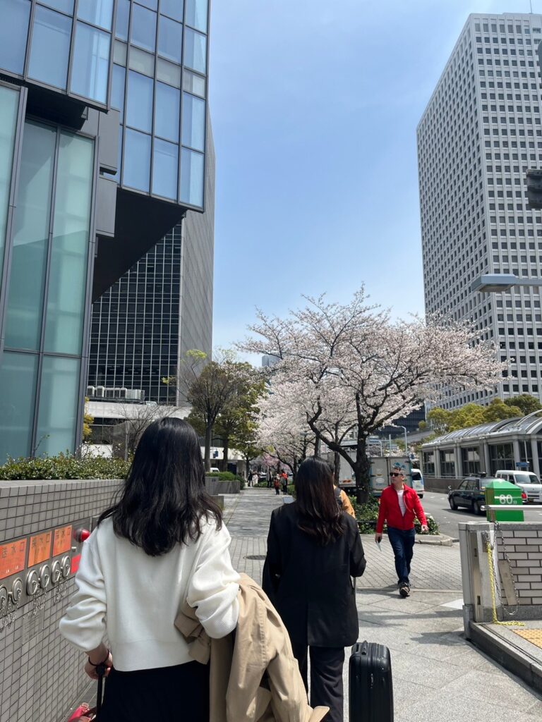 大阪の街を歩くマキシマイズ社員